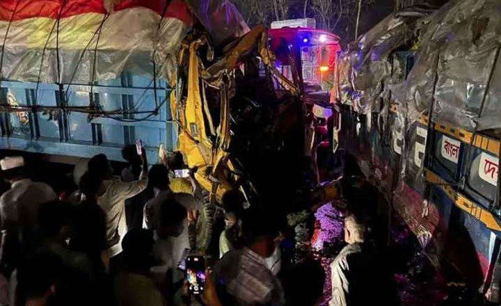 বগুড়ায় বাস-ট্রাকের ত্রিমুখী সংঘর্ষ, আহত ১৫ ‎ ‎