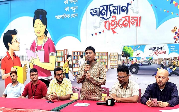 বরিশালে বিশ্বসাহিত্য কেন্দ্রের ভ্রাম্যমাণ বইমেলা শুরু