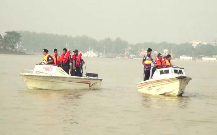 নিষেধাজ্ঞা অমান্য করে ইলিশ ধরায় ১৮ জেলের কারাদণ্ড