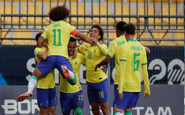 কলম্বিয়াকে হারিয়ে শীর্ষে ব্রাজিল