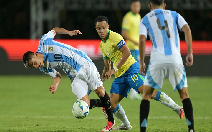 শিরোপার লড়াইয়ে রাতে মাঠে নামছে ব্রাজিল, সকালে আর্জেন্টিনা