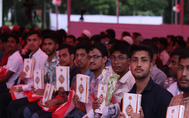 বেরোবি শিক্ষার্থীদের কুরআন উপহার দিয়ে বরণ করল দাওয়াহ সোসাইটি