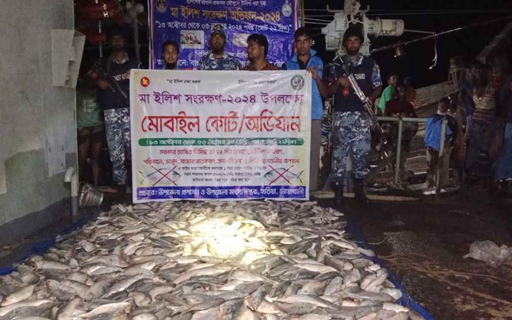 নোয়াখালীর হাতিয়ায় দুই ট্রলারসহ ৩৬ জেলে আটক