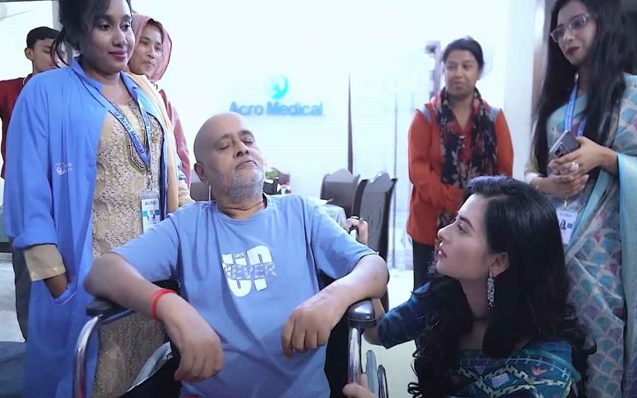 বৃদ্ধাশ্রমে বুবলীর জন্মদিন উদযাপন