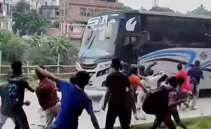 ২০০ টাকার ভাড়া ১০০০, ক্ষোভে বাস ভাঙচুর
