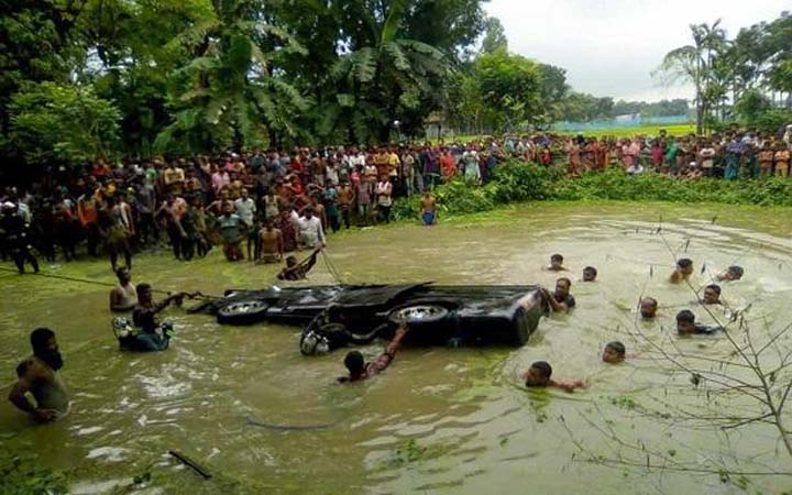নিয়ন্ত্রন হারিয়ে মাইক্রোবাস পুকুরে,   নিহত ৮