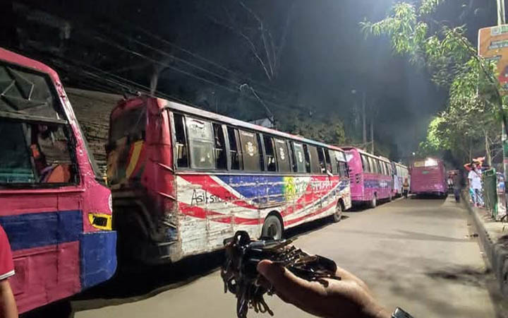 জবি ছাত্রীকে হেনস্তা, ভিক্টর পরিবহনের ১০ বাস আটক