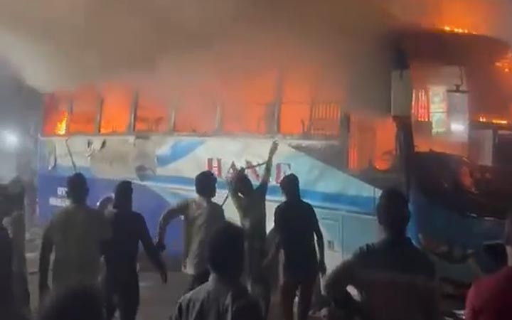 সাভারে পার্কিং করা হানিফ পরিবহনের বাসে আগুন