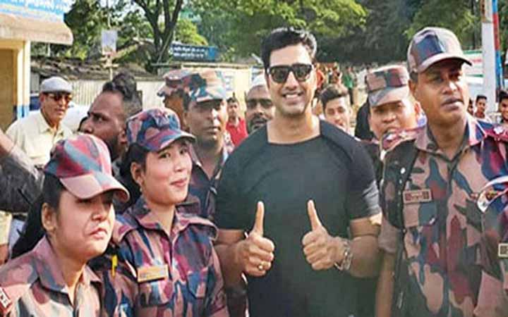 বিজিবির সাথে বাংলাদেশের জাতীয় সংগীত গাইলেন দেব