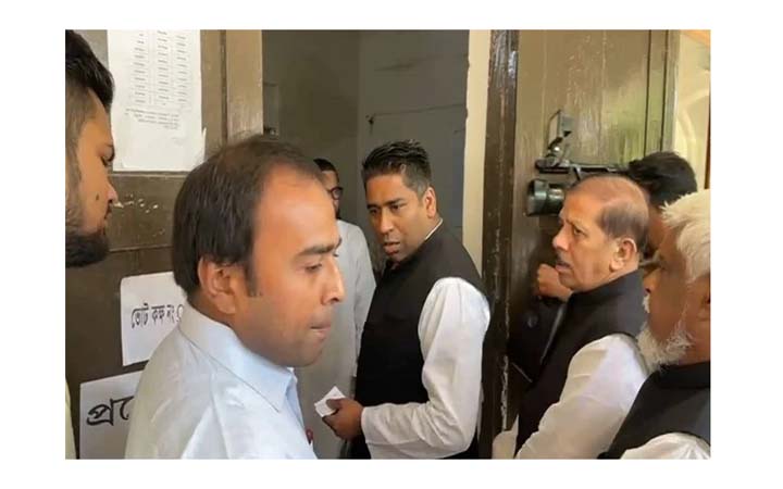 ইউএনওকে ‘স্টুপিড’ বললেন বরিশাল সিটি মেয়র সাদিক