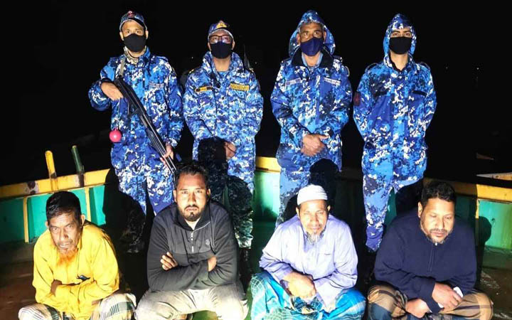 মেঘনায় অবৈধ বালুবহনকারী বাল্কহেডসহ আটক ৪