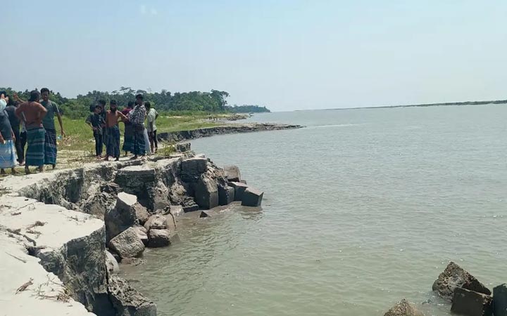 অবৈধ বালু উত্তোলনে শতকোটি টাকার বাঁধ হুমকির মুখে, আটক ৫