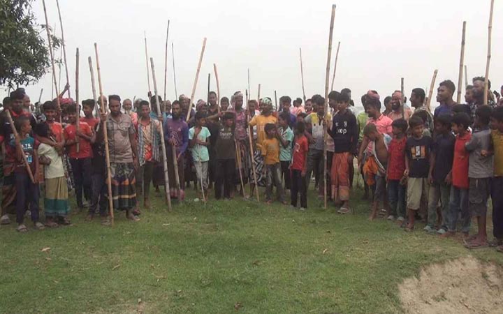 লাঠিসোঁটা নিয়ে পদ্মা নদী পাহারায় গ্রামবাসী