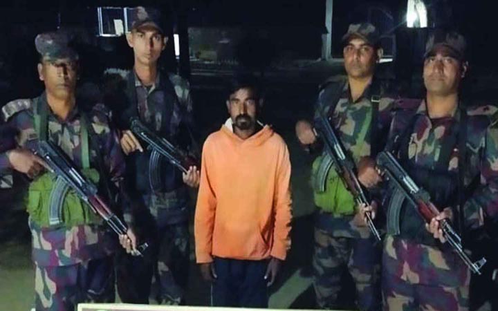 চাঁপাইনবাবগঞ্জ সীমান্তে ভারতীয় নাগরিক আটক
