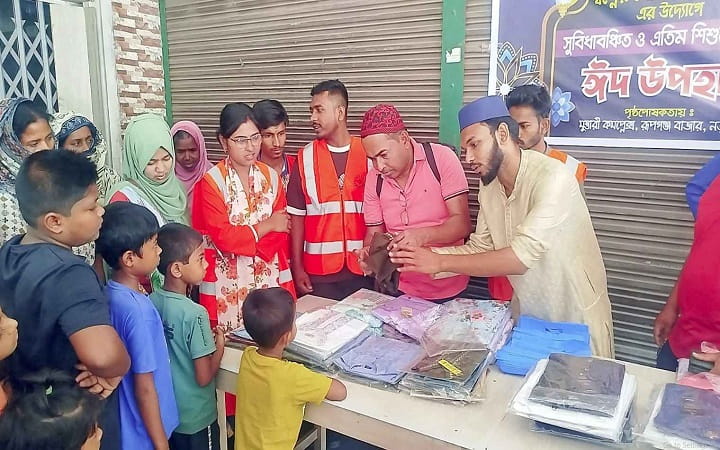 নড়াইলে ২ টাকায় ঈদের পোশাক পেলো শিশুরা