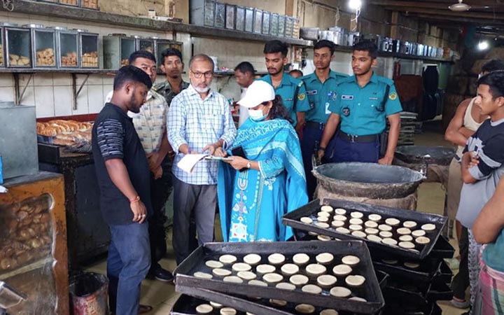 নোংরা পরিবেশে খাবার তৈরি, দুই প্রতিষ্ঠানকে জরিমানা