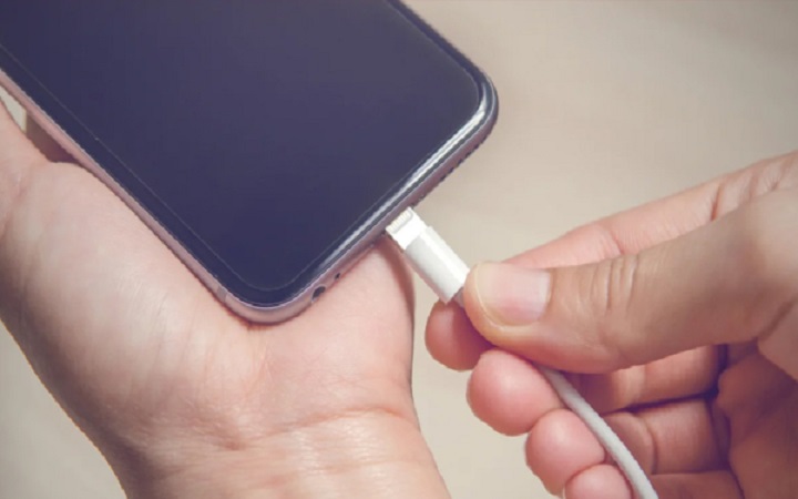 অন্য চার্জারে ফোন চার্জ দেবেন না যেসব কারণে