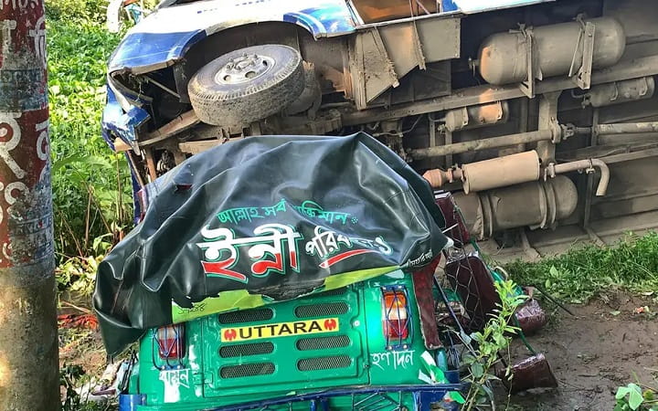 সুনামগঞ্জে বাসের ধাক্কায় বাবা-মেয়েসহ নিহত ৫