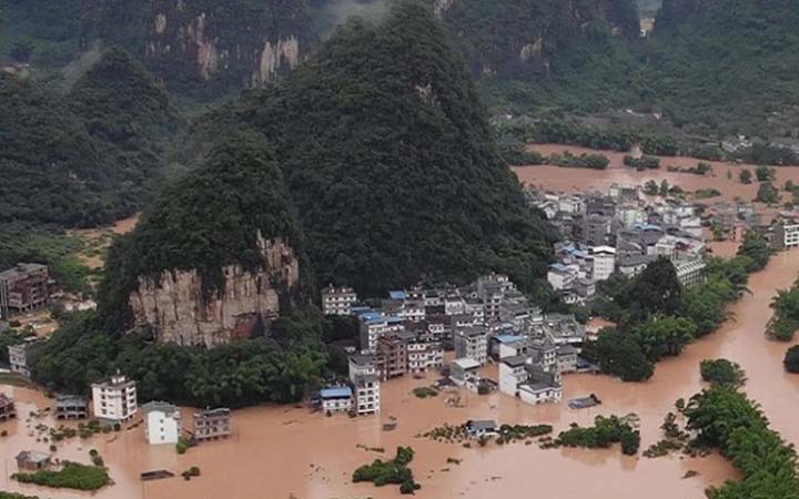 চীনে বন্যা ও ভূমিধসে প্রাণহানি কয়েক ডজন