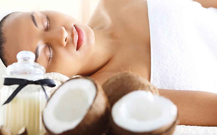 নারকেল তেল মুখে মেখে ঘুমালে কী হয়?