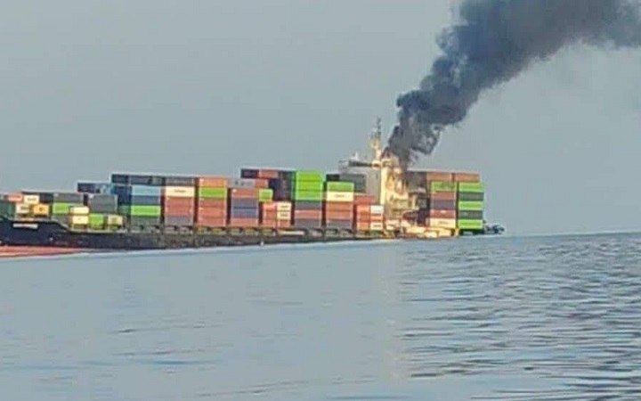 হরমুজ প্রণালিতে মাইন বিস্ফোরণে ডুবল ২৫০০ কনটেইনার বহনকারী জাহাজ
