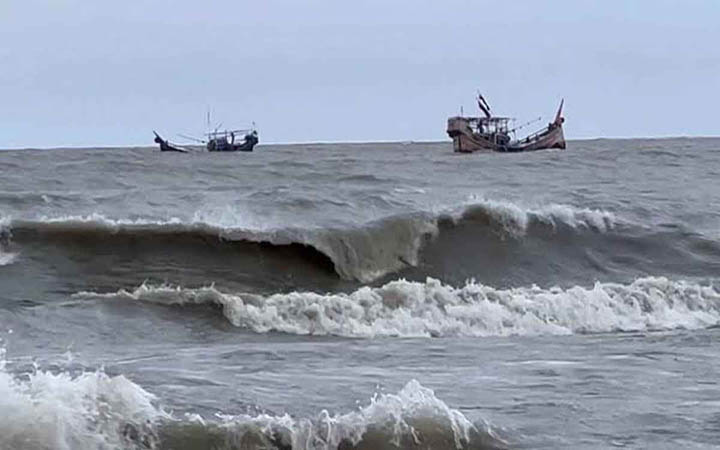 কুতুবদিয়ায় ট্রলার ডুবে শ্রমিক নিখোঁজ