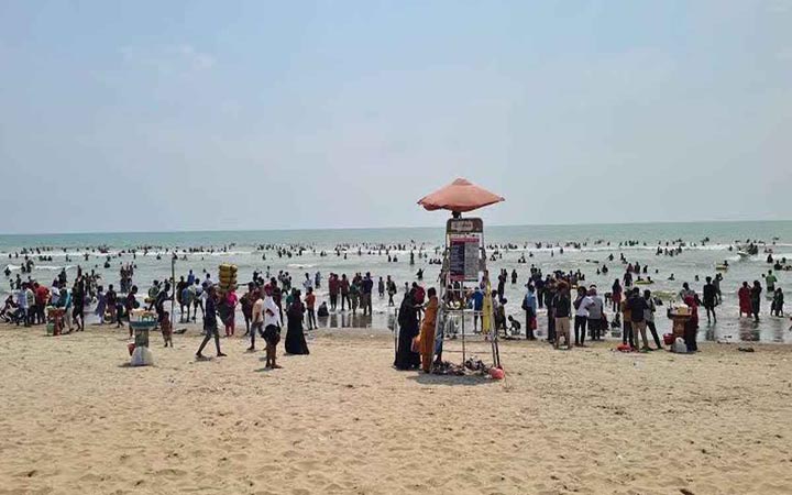 কক্সবাজার সৈকতে নারী পর্যটককে উত্ত্যক্তের অভিযোগে আটক ৫