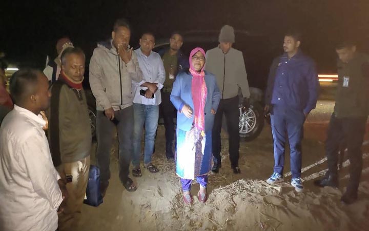 রাতের আঁধারে অবৈধ মাটি উত্তোলন, দেড় লাখ টাকা জরিমানা