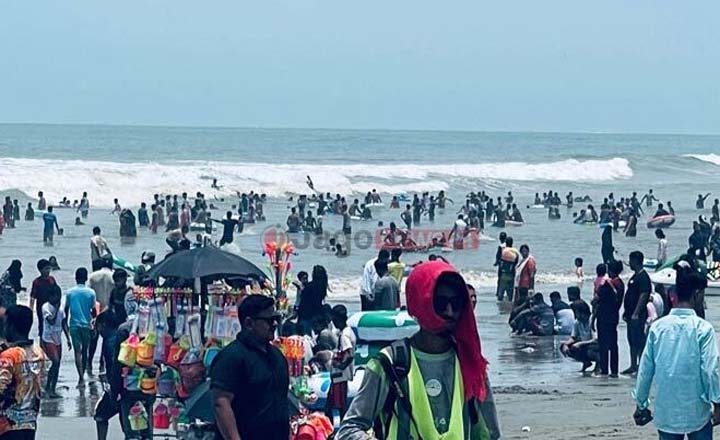 পর্যটক-দর্শনার্থীতে মুখর কক্সবাজার সৈকত