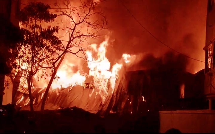 চট্টগ্রামে মধ্যরাতে ভয়াবহ আগুন, নিয়ন্ত্রণে ৫ ইউনিট