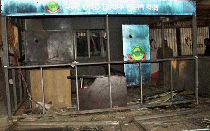 চট্টগ্রামে পুলিশ বক্সে বিস্ফোরণ, দুই পুলিশসহ আহত ৩