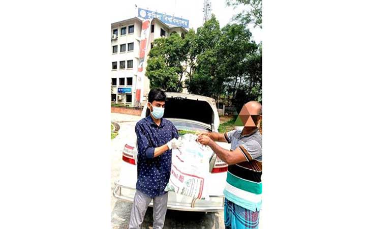 লিও ক্লাব অব কুমিল্লা ইউনিভার্সিটির উপহার সামগ্রী বিতরণ