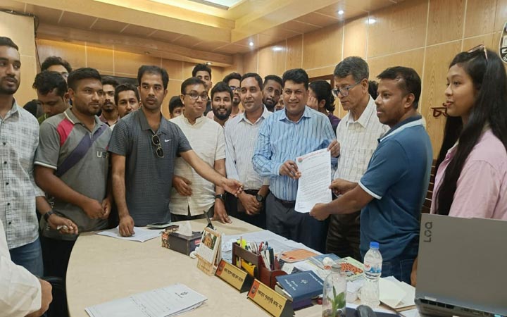 আবাসন সংকট নিরসনসহ ৫ দফা দাবিতে চবি ছাত্রদলের স্মারকলিপি