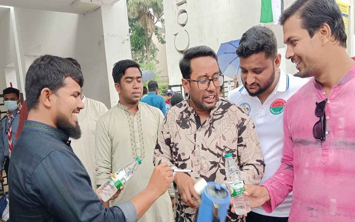 কুবিতে ভর্তি পরীক্ষায় শিবির-ছাত্রদলের রাজনৈতিক সম্প্রীতির দৃষ্টান্ত