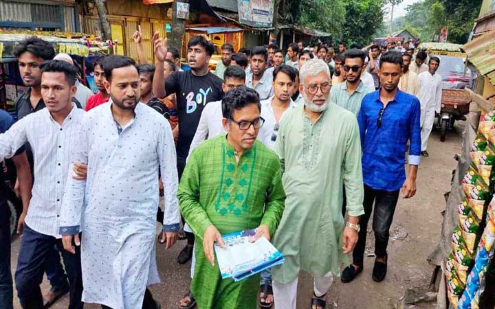 কুমিল্লায় সরকারের উন্নয়নমূলক কাজের লিফলেট বিতরণ