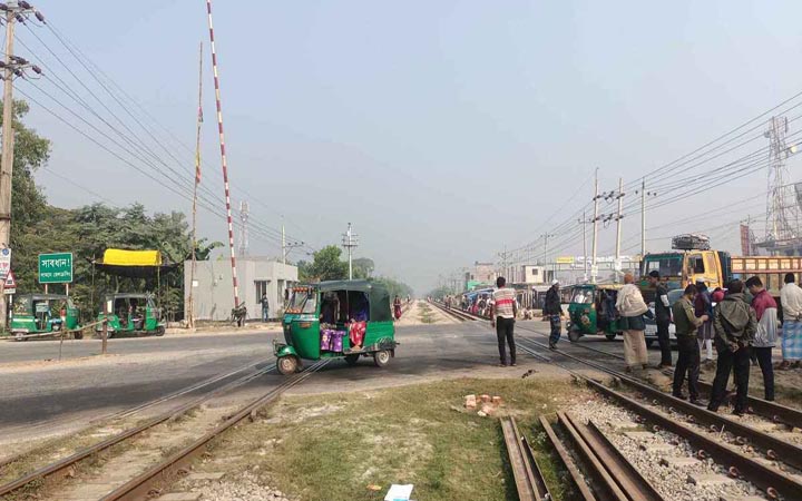 আড়াই ঘণ্টা পর ঢাকা-চট্টগ্রাম রুটে ট্রেন চলাচল স্বাভাবিক