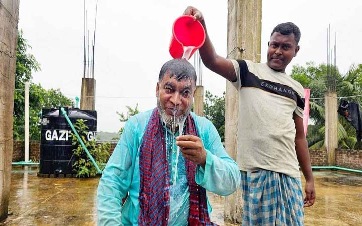 দুধ দিয়ে গোসল করে আ.লীগ ছাড়লেন ইউপি চেয়ারম্যান