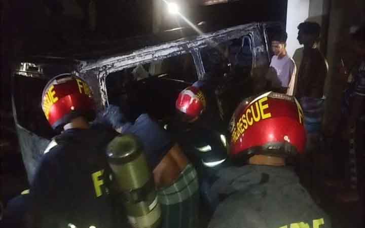 সাতক্ষীরা মেডিকেল কলেজ হাসপাতালের অ্যাম্বুলেন্সে আগুন