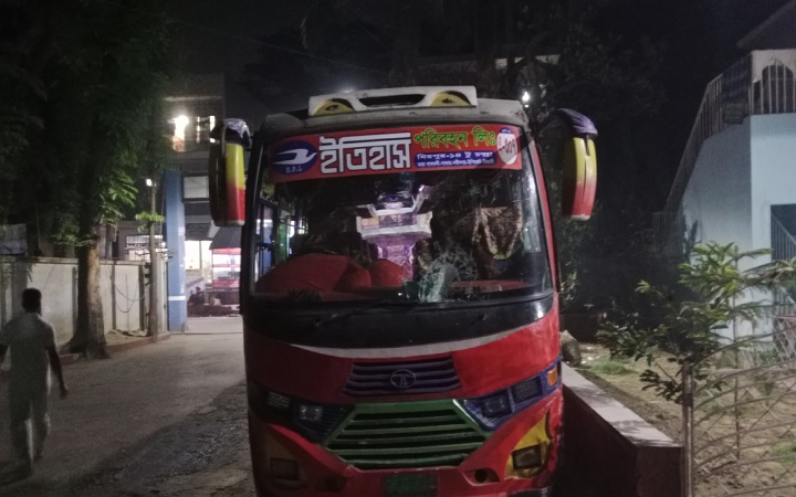 সাভারে চলন্ত বাসে ডাকাতি, স্বর্ণালঙ্কার ও মালামাল লুট
