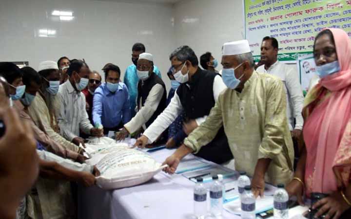 পাবনায় সাড়ে ৬ হাজার কৃষকের মাঝে বীজ ও রাসায়নিক সার বিতরণ