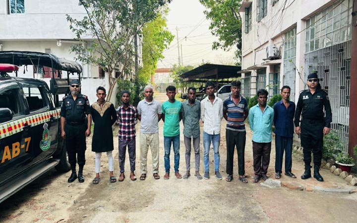 ফেনীতে র‍্যাবের হাতে ধরা পড়লো ৯ চাঁদাবাজ