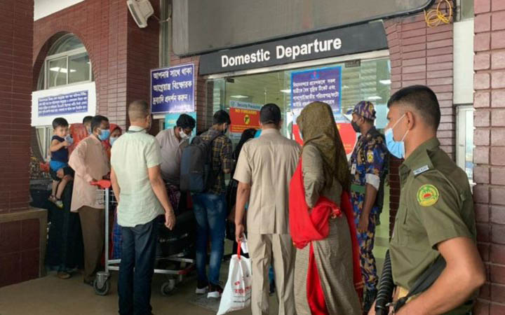 দলে দলে মানুষ ঢাকা ছাড়ছে, টার্মিনালগুলোতে ঈদযাত্রার মতো ভিড়