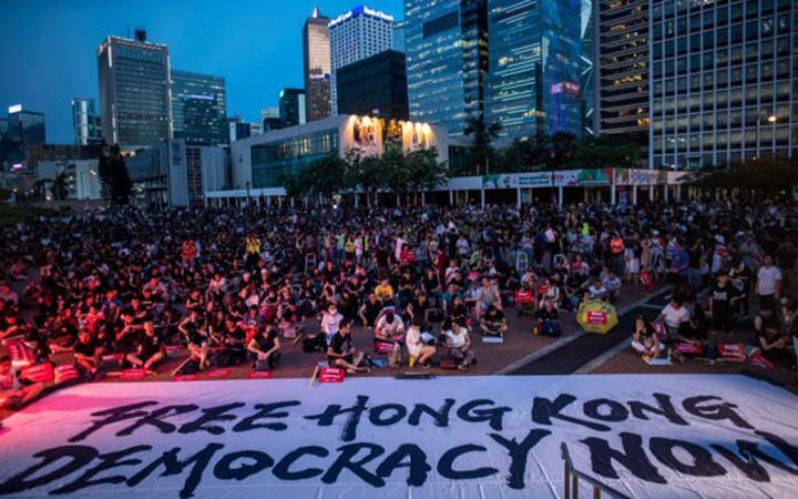 যুক্তরাষ্ট্রের বহু শহরে কারফিউ অমান্য করে চলছে বিক্ষোভ