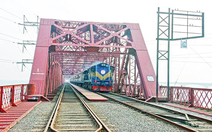 বিনা টিকিটের ৯৩০ ট্রেনযাত্রীর জরিমানা