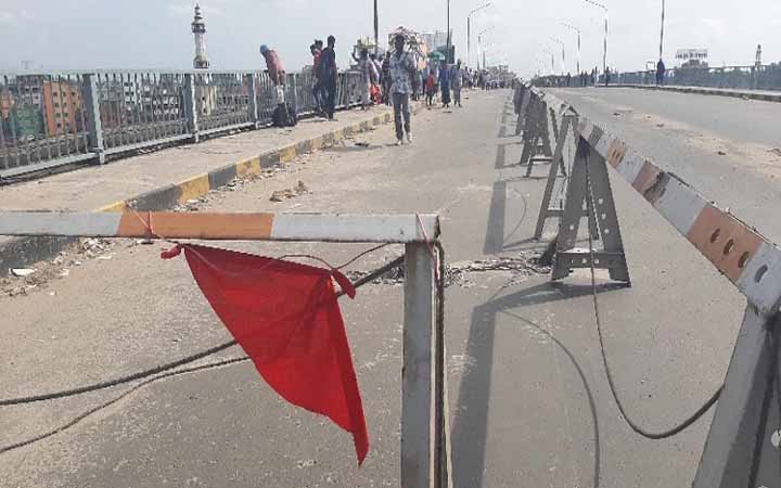 বুড়িগঙ্গা সেতু ঝুঁকিপূর্ণ ঘোষণা,ভারী যানবাহন চলাচল বন্ধ