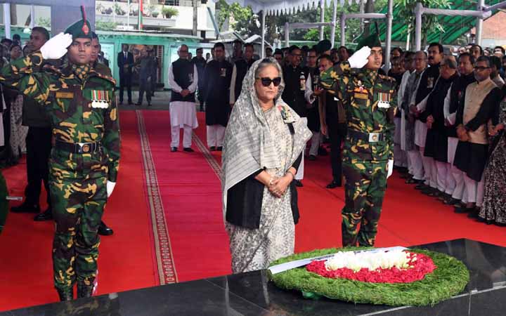 বঙ্গবন্ধুর প্রতিকৃতিতে প্রধানমন্ত্রীর শ্রদ্ধা
