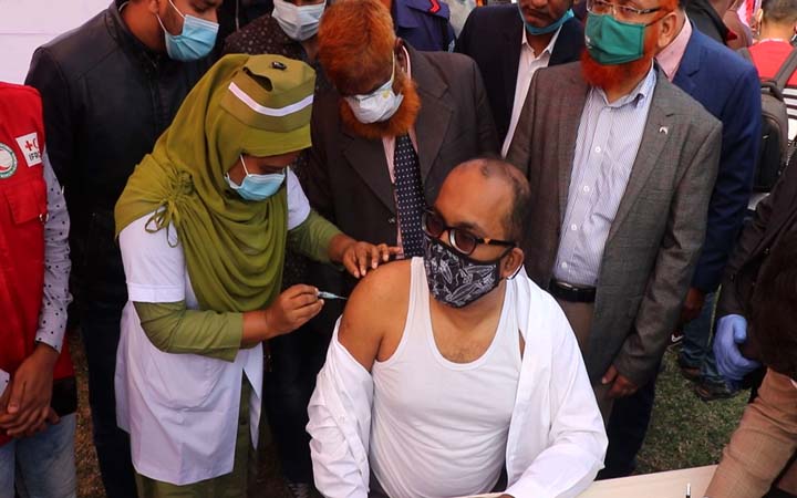 পাবনায় প্রথমদিনেই এমপি, ডিসি, আ’লীগ সভাপতি করোনা ভ্যাকসিন নিলেন