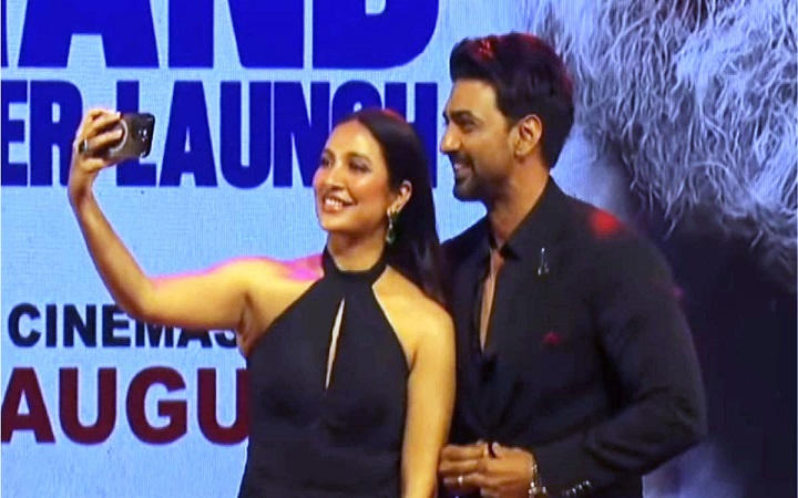 শুভশ্রীর পাশে দাঁড়িয়ে দেব বললেন, ‘একটা ফ্যামিলি ফটো হয়ে যাক!’