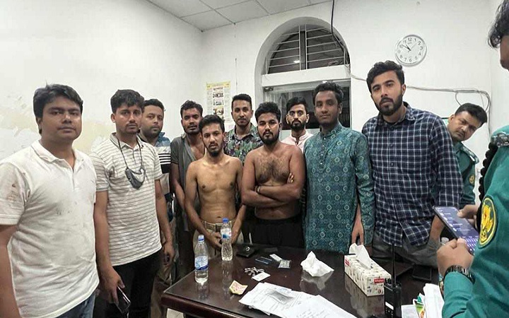 ঢাবির টিএসসিতে ককটেল বিস্ফোরণ, আটক ৩