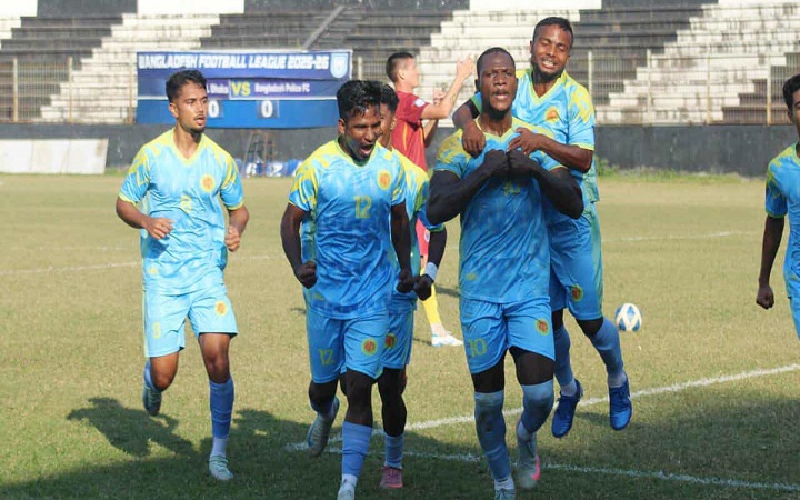 বড় জয় আবাহনীর, ভেন্যু বদলের ম্যাচ ড্র